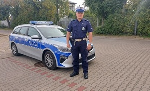 policjant, który w drodze na służbę wyprowadził z zadymionego domu mężczyznę.