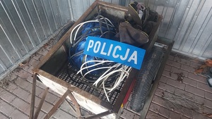 zabezpieczony przez policjantów sprzęt do cięcia i wywożenia metalu.