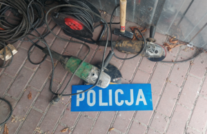 zabezpieczony przez policjantów sprzęt do cięcia i wywożenia metalu.