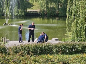 policjanci z uratowanym mężczyzną.