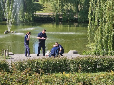policjanci z uratowanym mężczyzną.