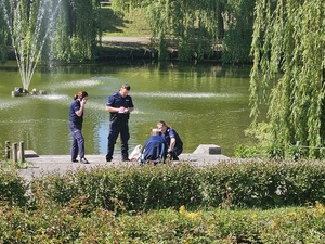 policjanci z uratowanym mężczyzną.
