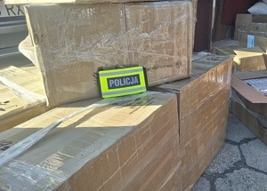 pudła i napis policja.