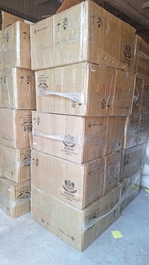 poustawiane pudła w dwóch kolumnach.