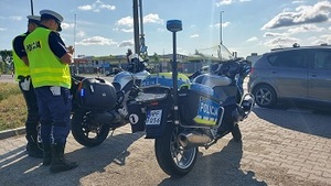 policjanci podczas kontroli drogowej.