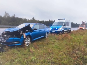 policjanci pracujący na miejscu zdarzenie na Autostradzie.