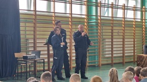 policjantka wspólnie z dzielnicowymi podczas spotkania z dziećmi.