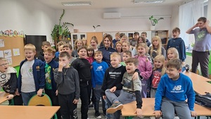 policjantka podczas spotkania w szkole podstawowej w Orątkach.