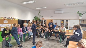 policjantka podczas spotkania w szkole podstawowej w Orątkach.