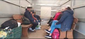 osoby niewłaściwie przewożone na busie.