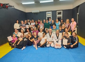 zdjęcie grupowe uczestniczek szkolenia wraz z trenerami.