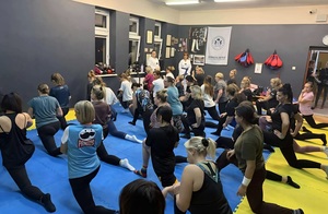 kobiety podczas ćwiczen z trenerami.