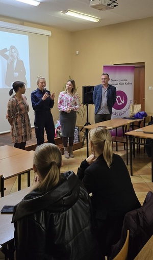 wystąpienia organizatorów przedsiewzięcia.