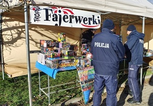 dzielnicowi kutnowskiej komendy kontrolują stoisko z fajerwerkami.