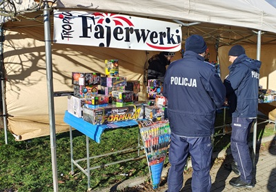 dzielnicowi kutnowskiej komendy kontrolują stoisko z fajerwerkami.