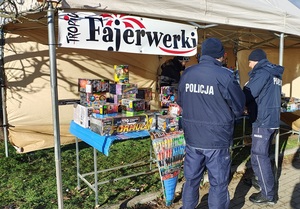 dzielnicowi kutnowskiej komendy kontrolują stoisko z fajerwerkami.