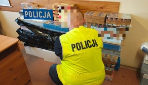 policjant z zabezpieczonymi papierosami bez polskich znaków akcyzy.