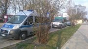 działania ruchu drogowego SMOG -radiowóz policyjny za nim samochód Inspekcji Transportu Drogowego, następnie autobus miejski