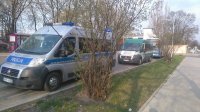 działania ruchu drogowego SMOG -radiowóz policyjny za nim samochód Inspekcji Transportu Drogowego, następnie autobus miejski