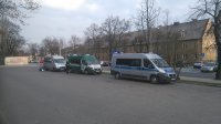 działania ruchu drogowego SMOG -radiowóz policyjny za nim samochód Inspekcji Transportu Drogowego, następnie bus pasażerski