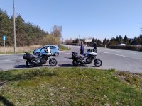 Policjanci z Ruchu Drogowego zatrzymują niebieski pojazd do kontroli drogowej