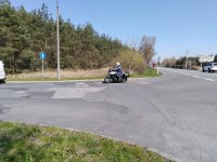 Policjant na motocyklu nieoznakowanym skręca