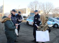 akcja STOP KIESZONKOWCOM, policjanci rozdają ulotki.
