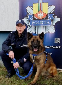 policyjny pies KOZIK z przewodnikiem
