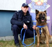 policyjny pies KOZIK z przewodnikiem