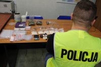 policjanci wykonują oględziny zabezpieczonych narkotyków.