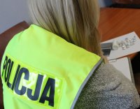 policjantka w kamizelce z napisem POLICJA zabezpiecza narkotyki.