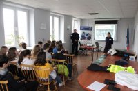 dni otwarte w łowickiej komendzie spotkanie młodzieży z policjantami na świetlicy w łowickiej komendzie.
