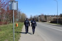 policjanci patrolują teren miasta.