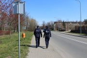 policjanci patrolują teren miasta