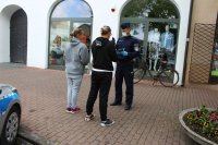 policjanci rozdają maseczki.