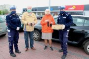 policjanci rozdają maseczki