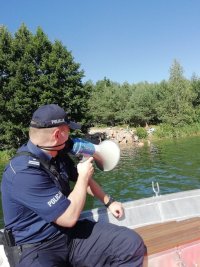 policjanci podczas działań prewencyjnych nad wodą.