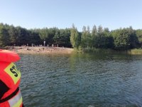 policjanci podczas działań prewencyjnych nad wodą.