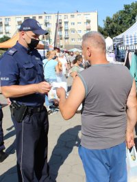 policjanci rozdają maseczki