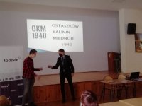 wykład Jarosława Olbrychowskiego  o funkcjonariuszach Policji Państwowej ofiar Zbrodni Katyńskiej i wręczenie książki uczniowi