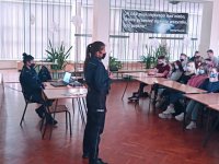 spotkanie policjantek z młodzieżą - prelekcja doboru do służby