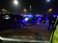 stojące w nocy na MOP-ie auta cywilne i radiowozy, widac sylwetki osób