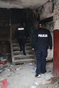 umundurowani dzielnicowi z Łowicza sprawdzają pustostany w poszukiwaniu osób bezdomnych