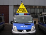 na zdjęciu policyjny radiowóz oraz znak z napisem Uwaga wypadek!