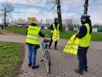 policjanci i przedstawiciele stowarzyszenia wręczają kamizelki odblaskowe.