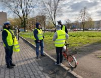 policjanci i przedstawiciele stowarzyszenia wręczają kamizelki odblaskowe.