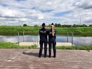 dwie policjantki z Wydziału Prewencji patrolują teren nad rzeką