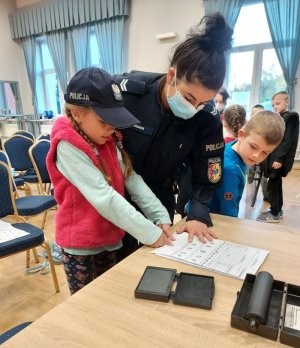 policjanci z dziećmi podczas wieczorku kryminalistycznego.