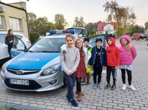 policjanci z dziećmi podczas wieczorku kryminalistycznego.