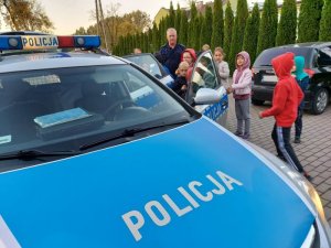 policjanci z dziećmi podczas wieczorku kryminalistycznego.